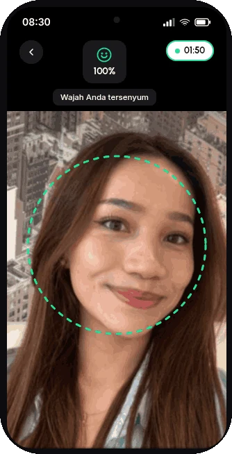 Foto karyawan tersenyum saat clock-in dengan verifikasi wajah